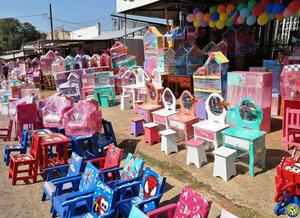 Coloridos juguetes para los niños en Luque •
