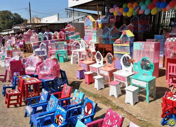 Coloridos juguetes para los niños en Luque •