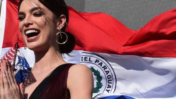 Crónica / Nadia y otras misses rindieron homenaje a la bandera paraguaya