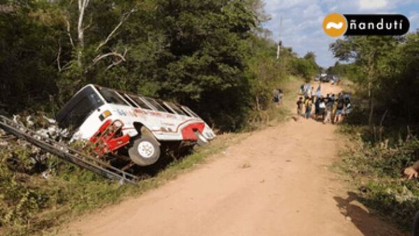 Vuelco de bus en Caapucú deja un niño herido y una mujer atrapada