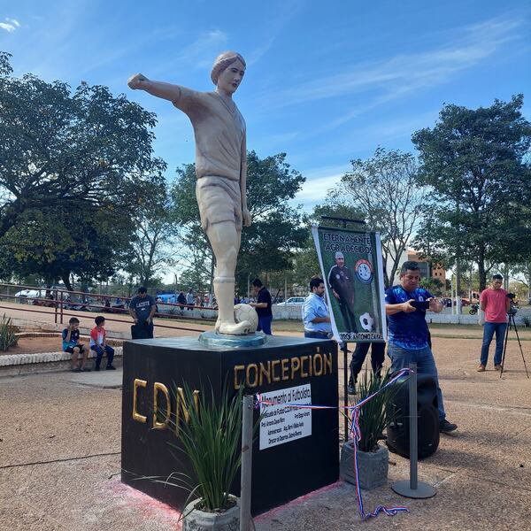 Homenajean con un monumento a pioneros de la escuela de futbol municipal de Concepción