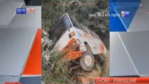 Caapucú: Transporte escolar tumbó con niños a bordo | Noticias Paraguay