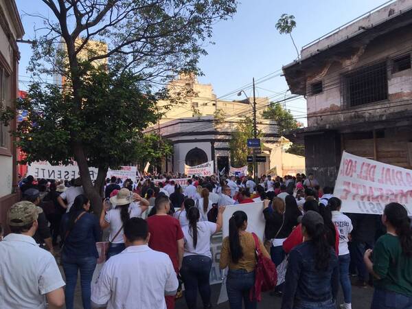 Crónica / Incidentada movilización de médicos en el microcentro de Asunción