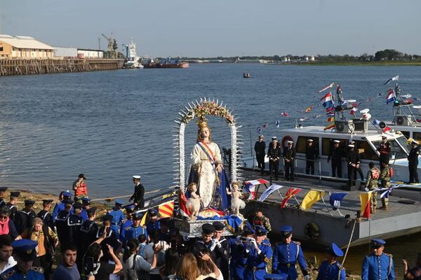 La Virgen Nuestra Señora de la Asunción navegó por el río Paraguay luego de dos años - Nacionales - ABC Color