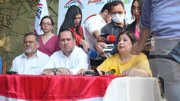 Crónica / Esperanza Martínez renuncia a su precandidatura a la Presidencia