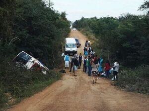 Minibús cae en zanja y cinco personas resultaron heridas en Caapucú - Policiales - ABC Color