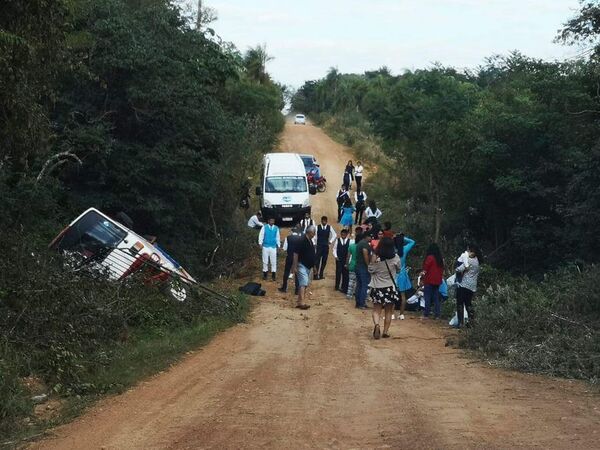 Minibús cae en zanja y cinco personas resultaron heridas en Caapucú - Policiales - ABC Color