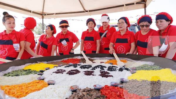 Crónica / Preparan famoso plato coreano para unas 200 personas en el Hanguk Festival