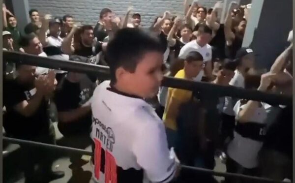 (VIDEO)Mateo se volvió una sensación entre hinchas, que lo ovacionaron tras el clásico