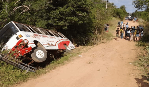 Vuelco de bus en Caapucú deja un niño herido y una mujer atrapada - Noticiero Paraguay