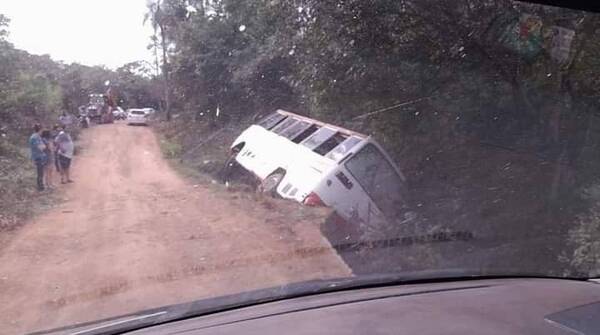 Crónica / Cinco heridos tras caída de un minibús a una zanja en Caapucú