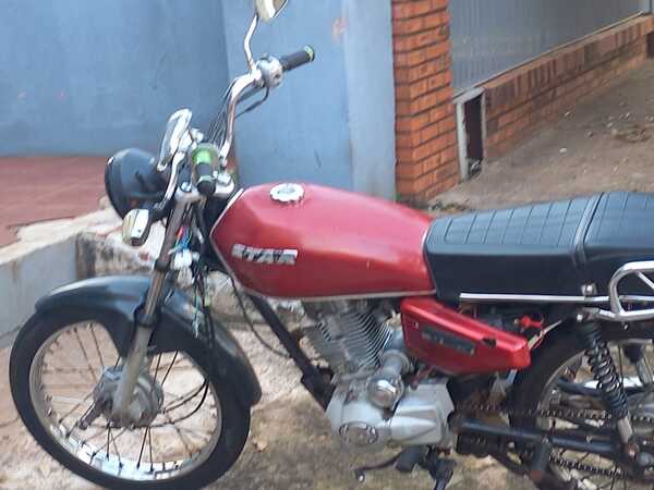 Policía aprehende a dos personas y recuperan moto hurtada
