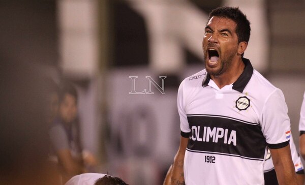 Juan Carlos Ferreyra también festejó el triunfo de Olimpia en el superclásico