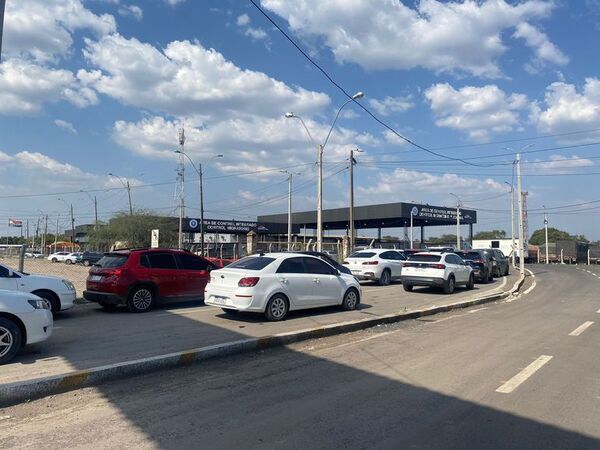 Largas filas y mucha espera en Puerto Falcón - Nacionales - ABC Color