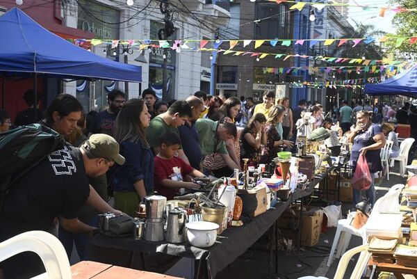 Multitud copa el microcentro por los 485 años de Asunción - Nacionales - ABC Color