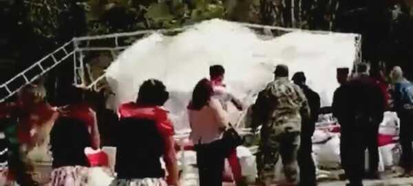 (VIDEO)¡Palco de autoridades se desplomó en pleno desfile y hubo heridos!