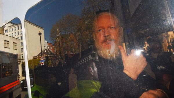 Demandan a la CIA por espiar visitas a Assange
