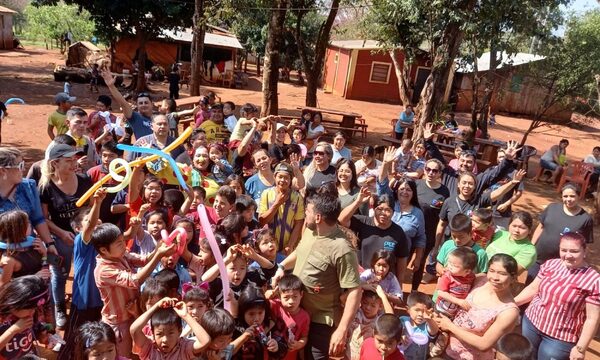 Celebran con niños de comunidad indígena