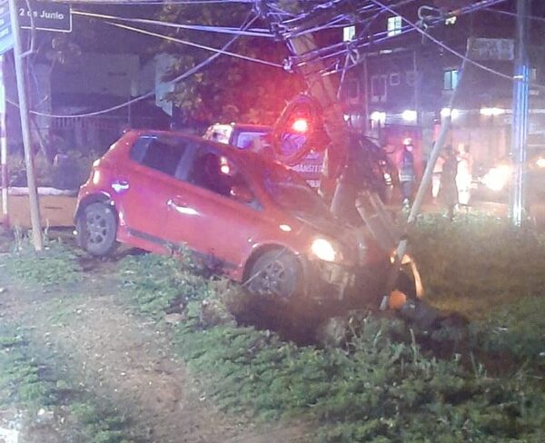 Borracho chocó contra columna