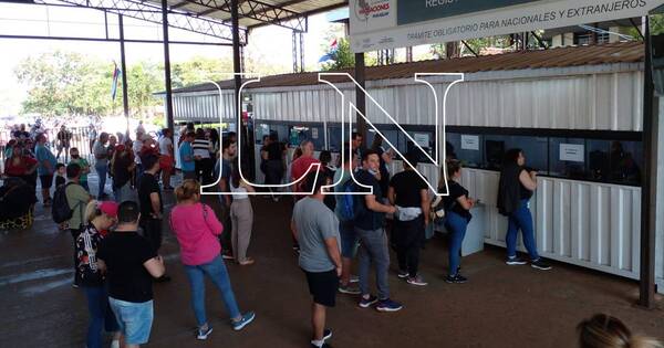 La Nación / Unos 15.000 turistas argentinos ingresaron al país por el feriado largo