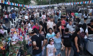 ¡Ovy’apa lo mitã!Algarabía total en calle Palma por aniversario de Asunción