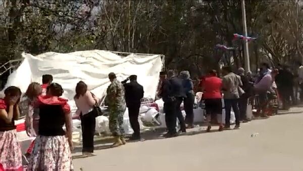 Toldo se desmoronó durante desfile y dos personas quedaron heridas
