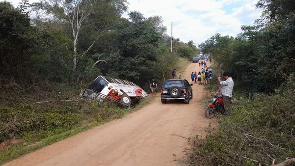 Dos adolescentes y tres adultos heridos tras vuelco colectivo