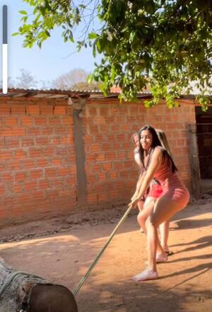 Crónica / A lo macho, modelo arrastró un rollo de madera