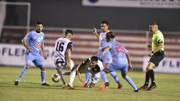 Tacuary cede un empate en la agonía y con 9 jugadores