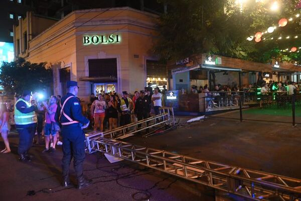 Estructura de hierro cae y golpea a una mujer en microcentro de Asunción  - Policiales - ABC Color