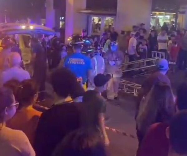 (VIDEO) En conocido local gastronómico cae una estructura metálica sobre los comensales