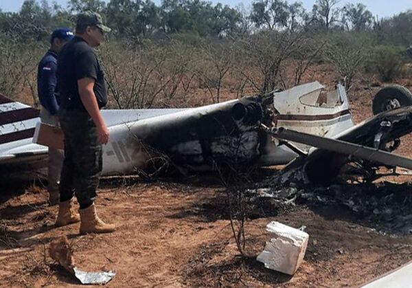 Presunta narcoavioneta boliviana se estrella en una estancia del Chaco - Policiales - ABC Color