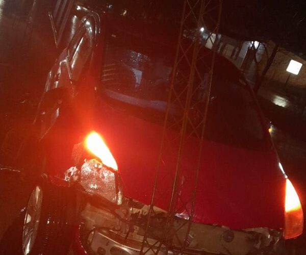Desvió motocicleta y chocó contra local comercial