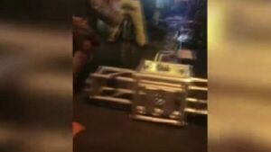 Vientos tumban un escenario y cae sobre una mujer en el microcentro 
