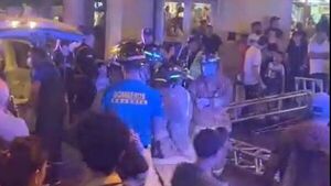 Estructura metálica de un restaurante chuchi cayó y golpeó a una mujer