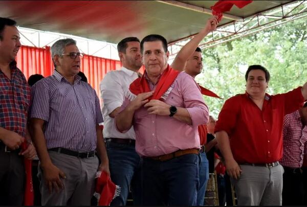 Aumenta presión política para que Cartes renuncie a su candidatura