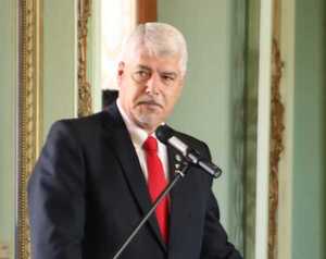 Diario HOY | Funcionarios “arreados” y consultores VIPs despiden a Wiens