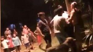 Vecinos ataron por un poste a joven que intentó robar un almacén