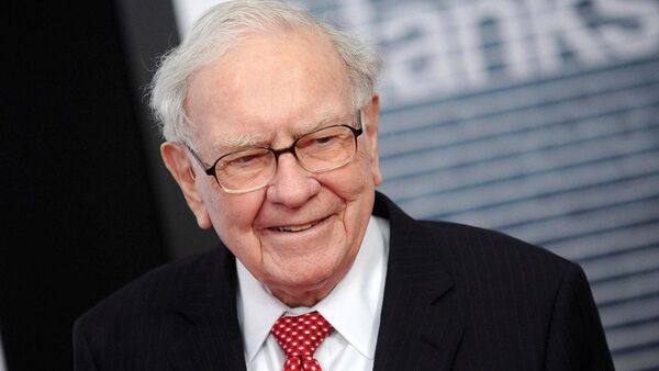 Firma de Warren Buffett crece tenencia de Apple