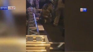 Fuertes vientos tumbaron una estructura metálica sobre una mujer | Noticias Paraguay