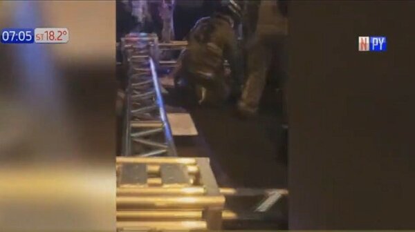 Fuertes vientos tumbaron una estructura metálica sobre una mujer | Noticias Paraguay