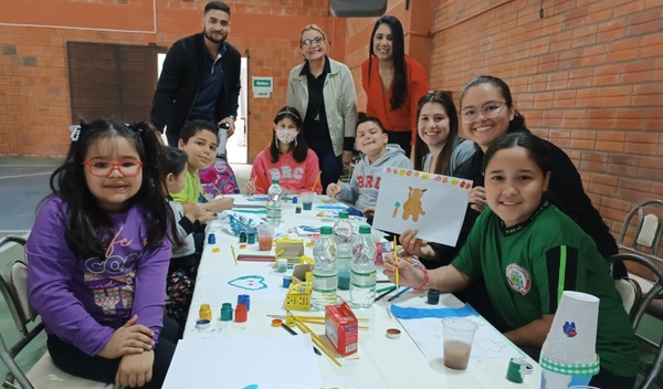 Niños de Cooperativa Yoayú festejaron su día con expresión artística