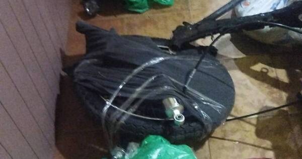 La Nación / Policías encuentran desarmada la moto robada en el túnel Semidei