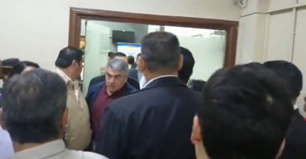 Cordón humano para despedir a Wiens: son arreados y amenazados, denuncian - ADN Digital