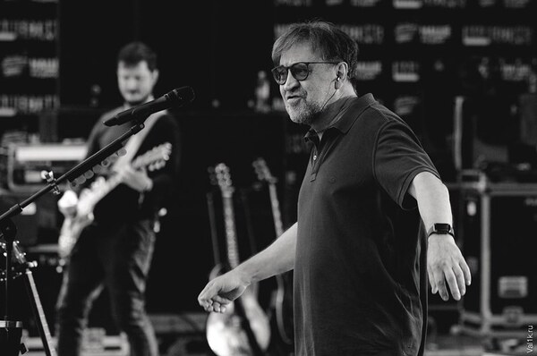 Diario HOY | La leyenda del rock ruso Shevchuk es multado por criticar ofensiva en Ucrania