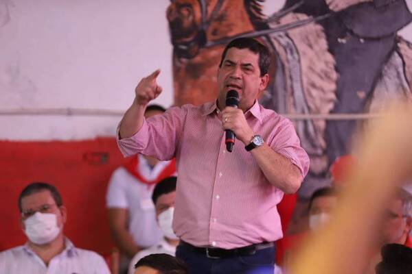 Crónica / Velázquez oficializó su renuncia como precandidato a la Presidencia de la República