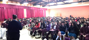 Charlas con padres y alumnos buscan reducir casos de violencia en colegios - La Clave