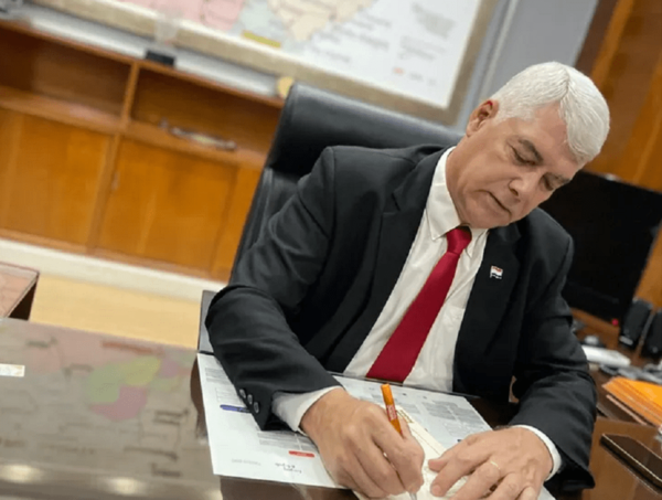 Arnoldo Wiens renuncia al MOPC para dedicarse a su carrera presidencial · Radio Monumental 1080 AM