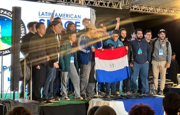 Universitarios del Club Aeroespacial de la UNA ganaron premio en Brasil