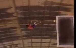 “Hombre araña” trepó a un tinglado para rescatar una pelota